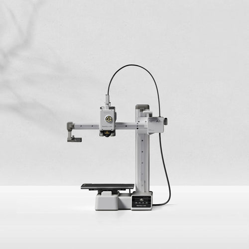 Impressora 3D Bambu Lab A1 mini vista de frente, estrutura aberta de braço único com mesa quadrada e tela de controle na base